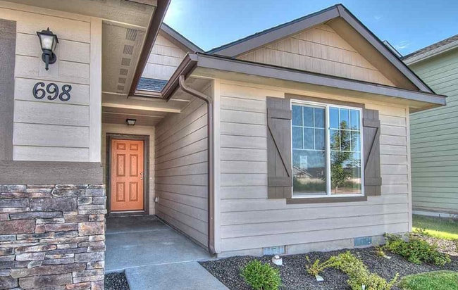 Building Photo - Comfortable Living in a Beautiful, Well-Kept Home