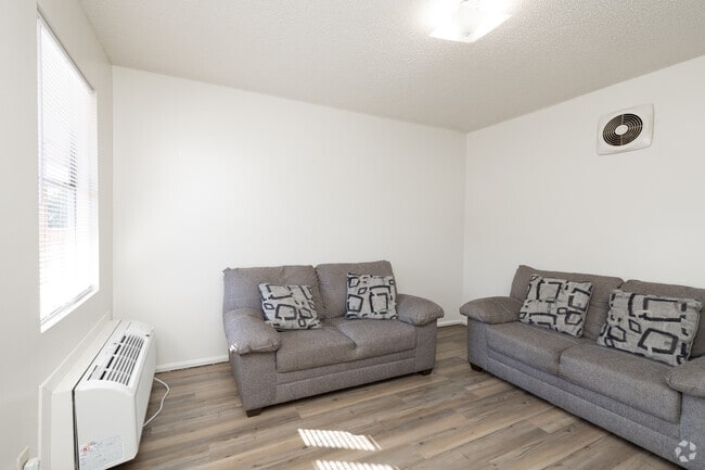 1BR, 1BA - 559SF - Living Room - Peach Place