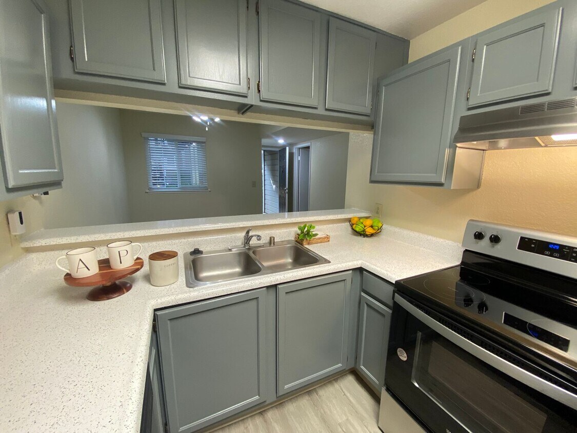 Primary Photo - Advent - Beautiful Condo Nestled in the Oa...