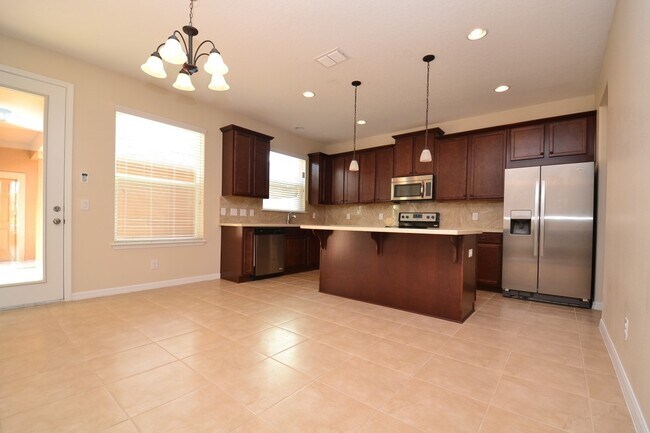 Foto del edificio - Gorgeous Lake View 3 BR 2.5 bath Luxury To...