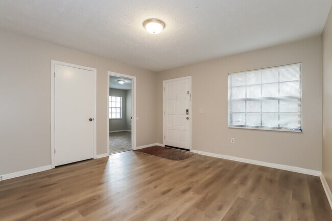 Foto del edificio - 717 Ponderosa Dr E