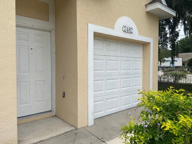 Foto del edificio - 3 Bedroom, 2.5 Bath Corner Unit Townhome i...