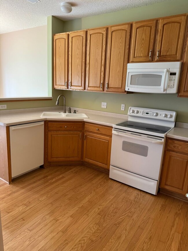 Building Photo - 2BR+LOFT/2.5BA Townhouse- Great Shakopee l...