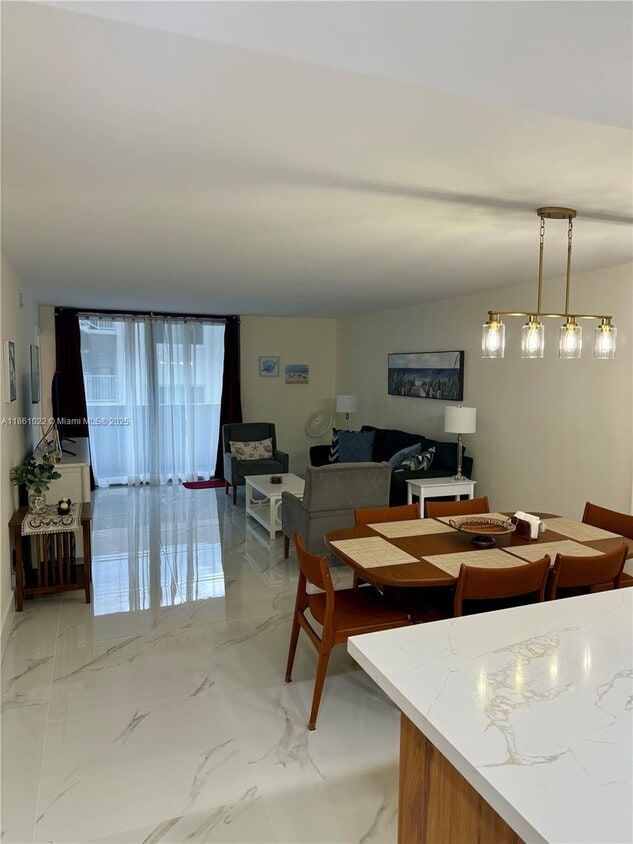 Primary Photo - 2625 Collins Ave
