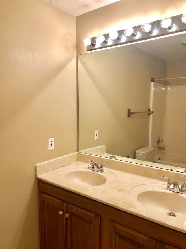 3829 Brentwood Dr Unit 3, Owensboro, KY 42301 Room for Rent in