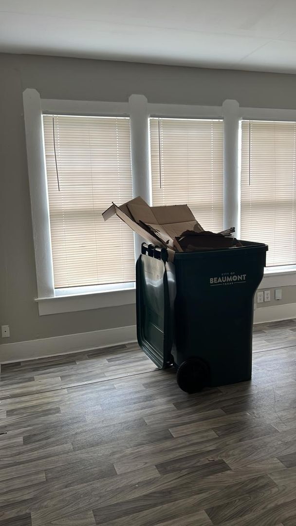 Building Photo - This recently updated 1 bedroom 1 bath hom...