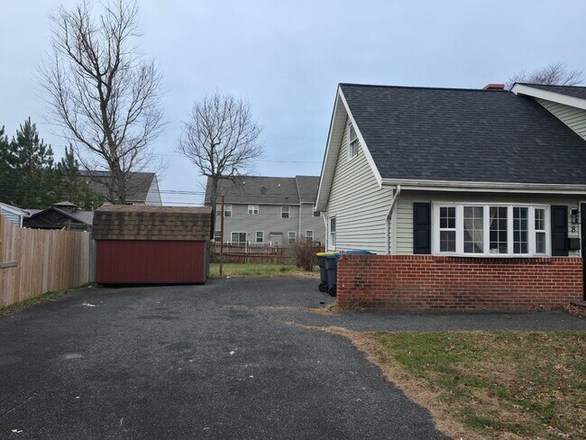 Foto del edificio - 8 Lynch Farm Dr