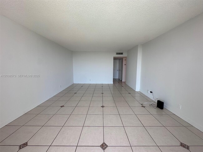 Foto del edificio - 100 Bayview Dr