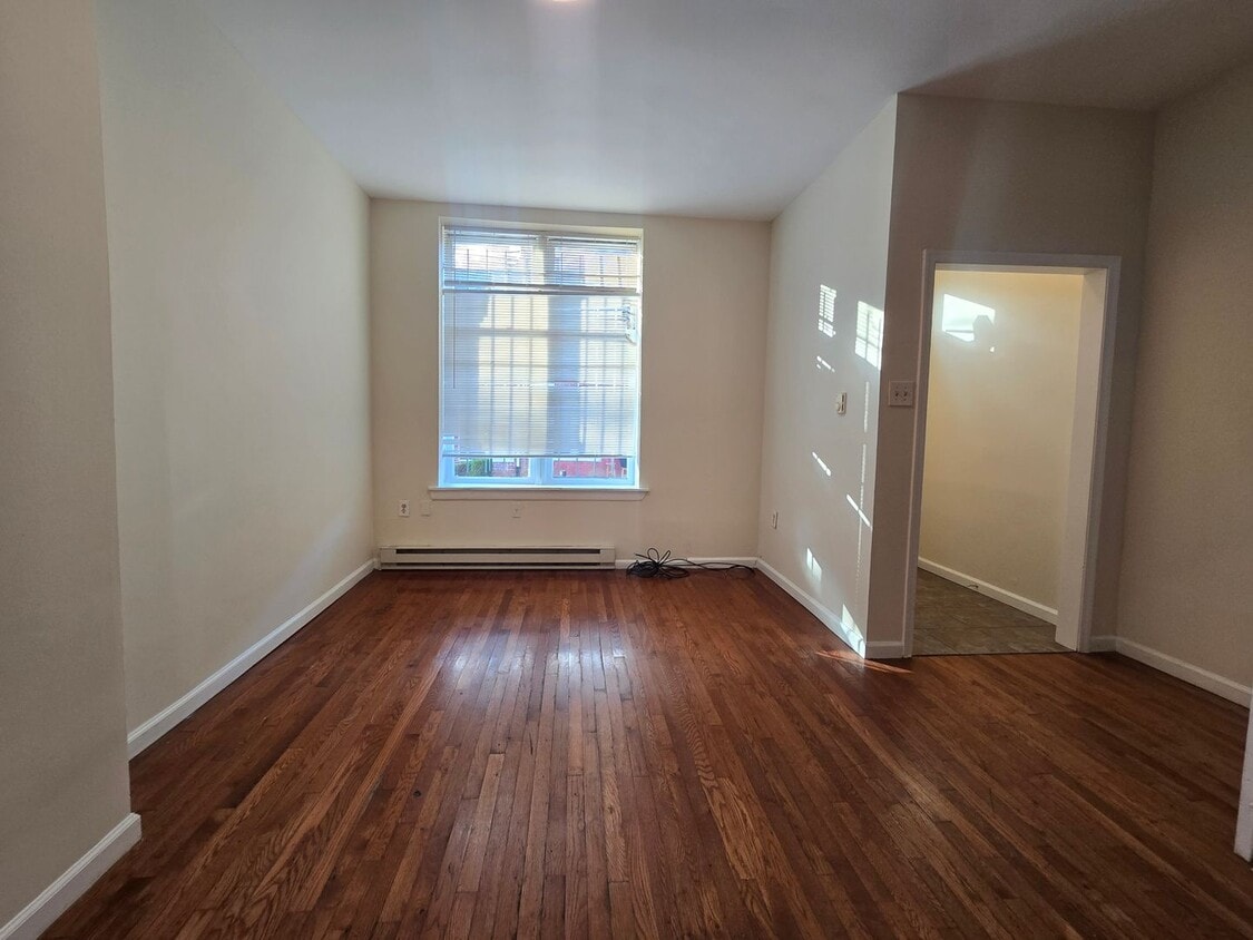 HUGE 3 BED 2 bath NEAR TEMPLE UNIVERSITY Available Now - HUGE 3 BED 2 bath NEAR TEMPLE UNIVERSITY S...
