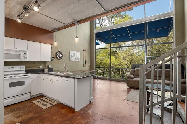 Building Photo - 2515 SW 35th Pl