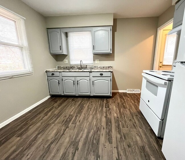 Building Photo - 1467 Valley View Dr