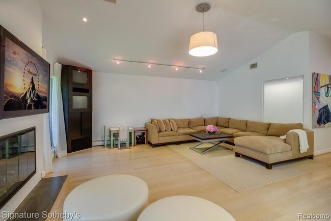 Foto del edificio - 5185 Longmeadow Rd