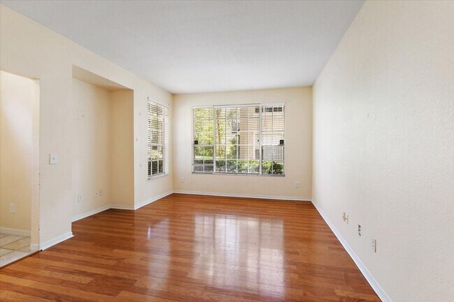 Foto del edificio - Highly desired Bishops Court Community condo!