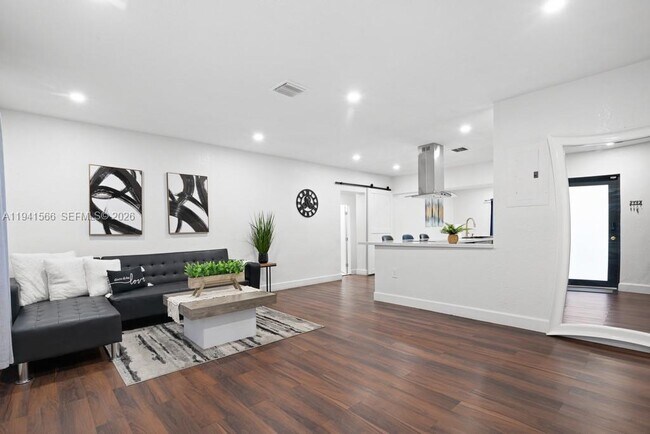 Foto del edificio - 445 SW 62nd Ct