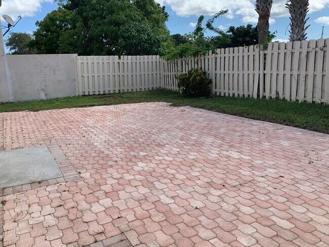 Foto del edificio - 5900 Azalea Cir
