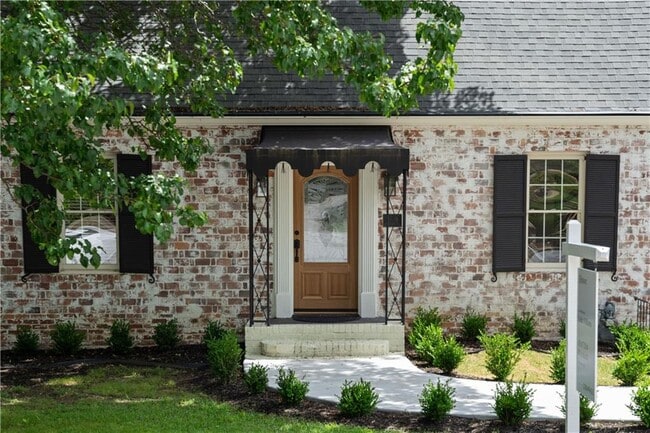 Building Photo - 833 Martina Dr NE