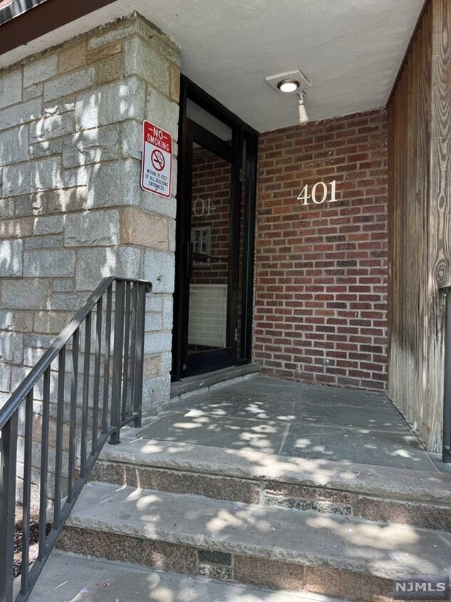 Primary Photo - 401 Park Pl. 2H