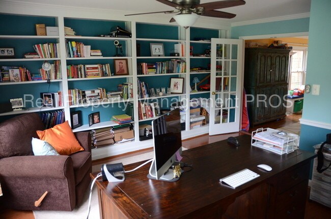 Foto del edificio - 8200 Spring Hill Ln