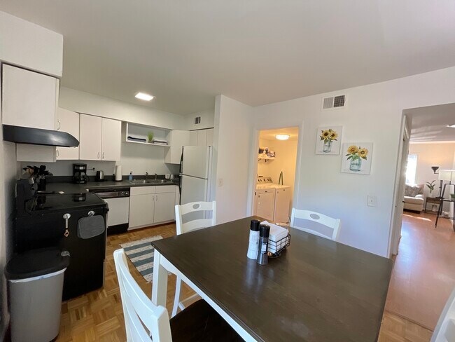 Foto del edificio - 4958 Edmondson Pike