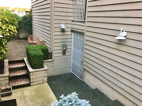 Building Photo - Gorgeous Queen Anne View Condo