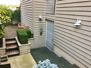 Building Photo - Gorgeous Queen Anne View Condo