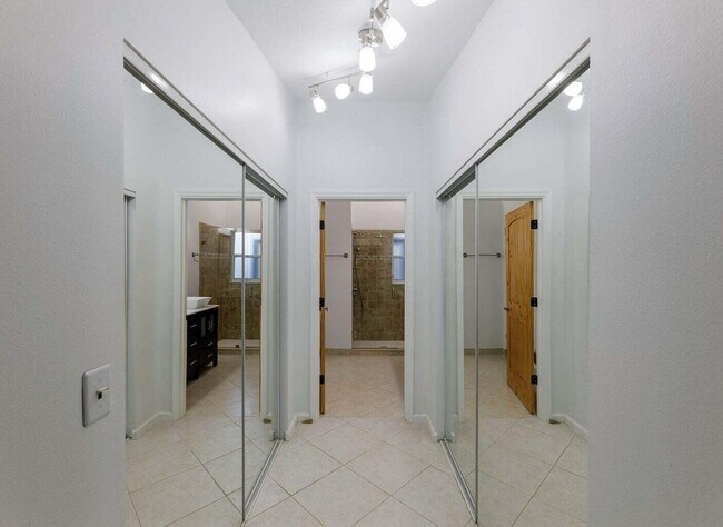 Foto del edificio - 1020 Island Manor Dr