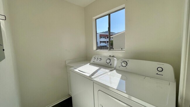 Foto del edificio - 2 Bedroom 2-1/2 Bathroom Townhouse w/ A/C by Sierra Vista Hospital and Near Cal Poly Campus