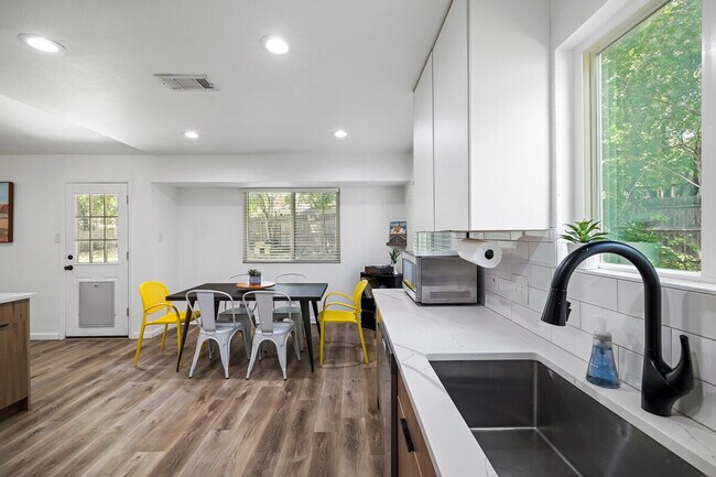 Foto del edificio - 5002 Galen Ct