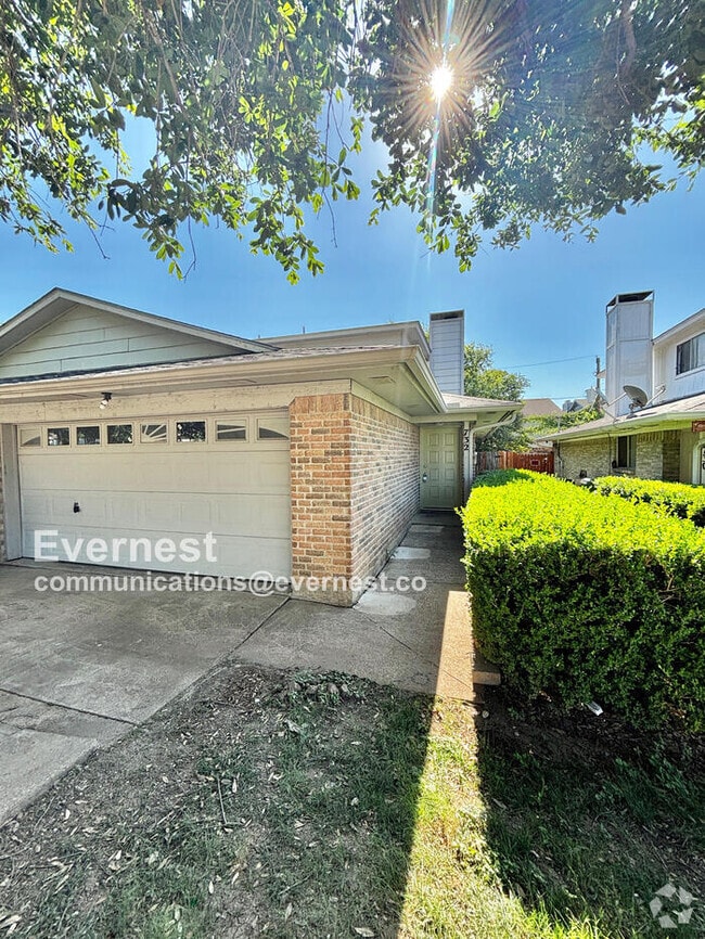 Building Photo - 732 Lariat Ln