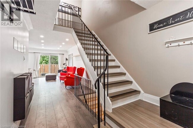 Photo du bâtiment - 1528 Lancaster Dr