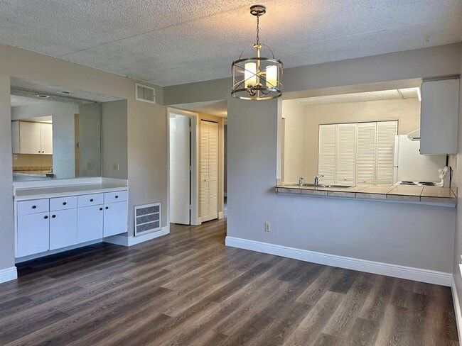 Building Photo - 5613 Blue Shadows Ct