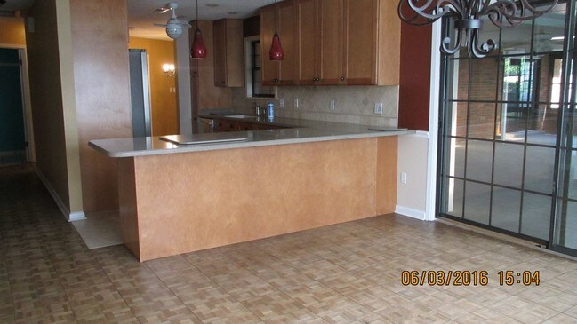 Building Photo - 657 Merioneth Dr