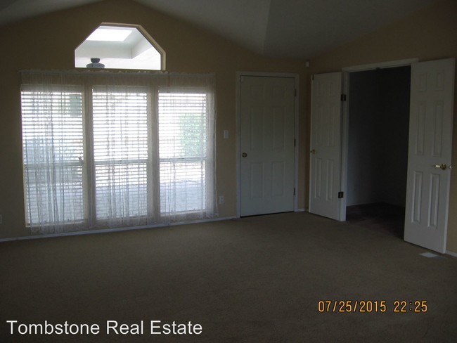Building Photo - 1499 N Saddleback Cir