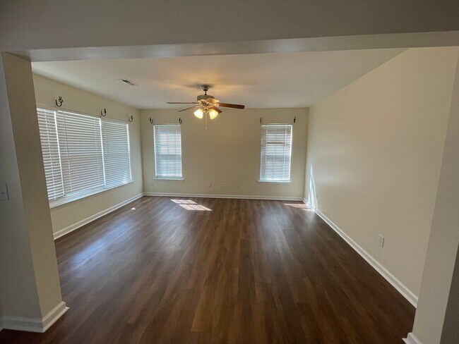 Building Photo - A beautiful home with 4 bedrooms with fres...