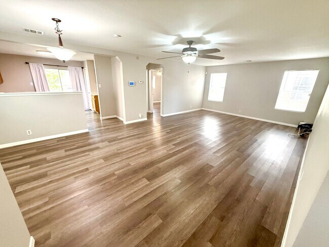 Foto del edificio - **MOVE-IN SPECIAL** AVAILABLE NOW! Two Sto...