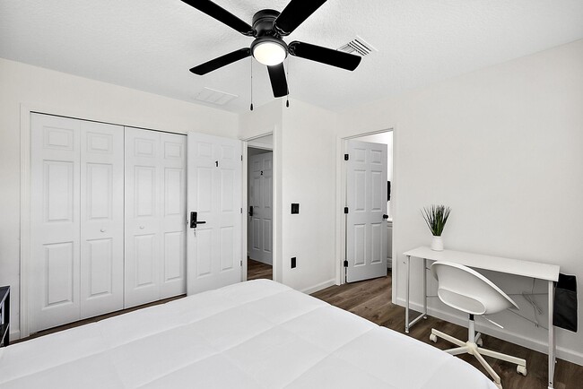 Building Photo - 2232 Sunnyview Dr