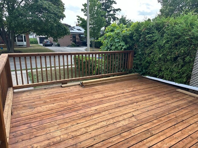 Building Photo - Spotless 3-Bedroom Main Floor Legal Apartm...