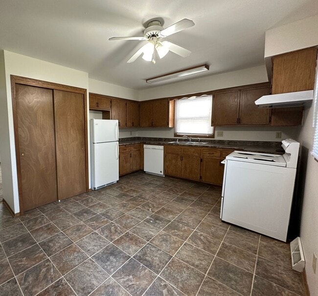 Building Photo - Spacious Townhouse in Greenfield!