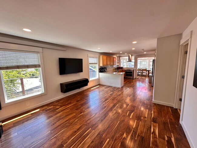 Foto del edificio - Charming West Seattle Home with Views of P...