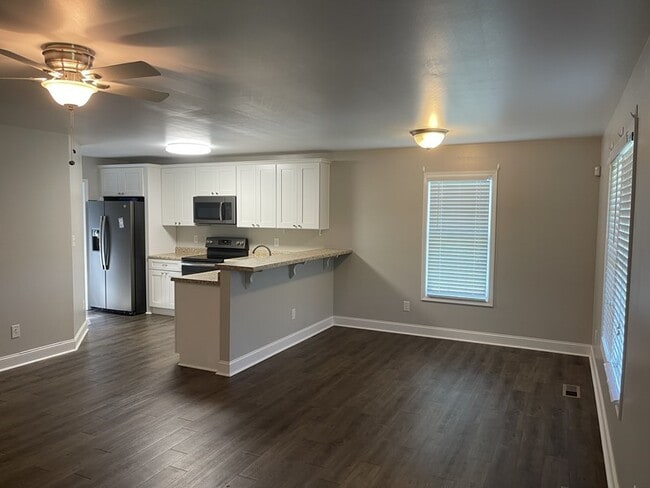 Building Photo - Available July 10th, 2025! Super cute 3 be...