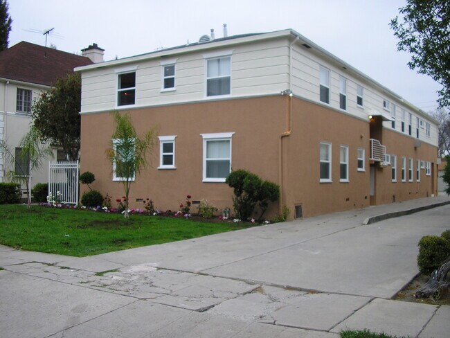 Building Photo - 11145 Camarillo St