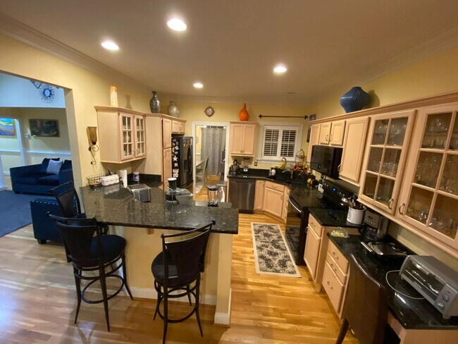 Foto del edificio - Spacious 4 bed home in desirable Snug Harbor!