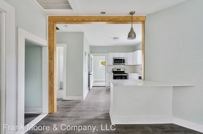 Building Photo - 3 br, 1 bath House - 943 W 41st St