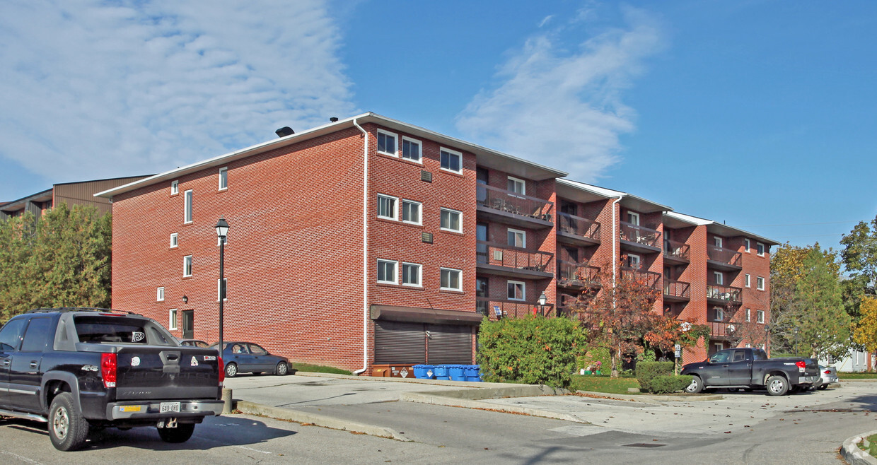 Primary Photo - 98 Garden St E