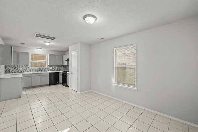 Building Photo - 735 N Oak Dr