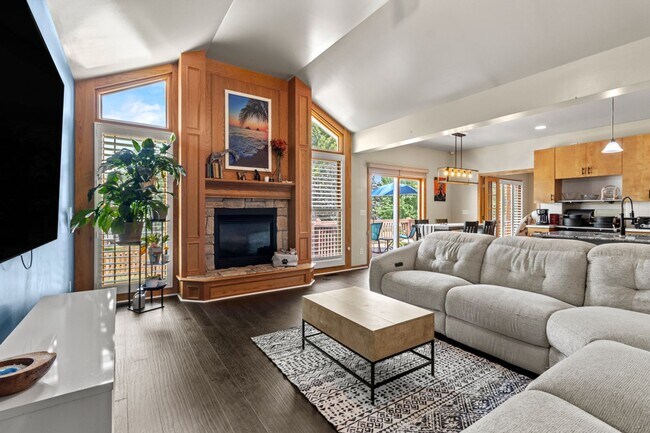 Foto del edificio - Bright 4-Bedroom with Open Layout & Large Finished Lower Level!!