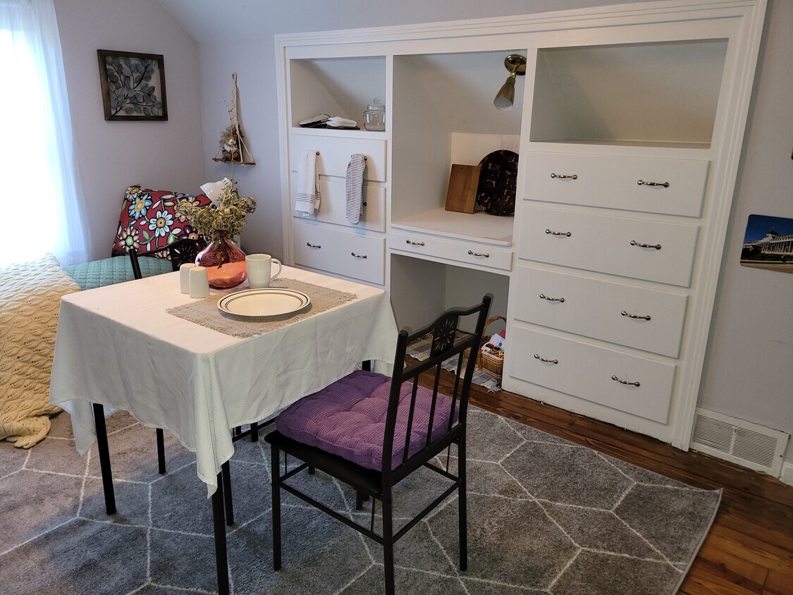 731 Jenks Blvd Unit upstairs apartment, Kalamazoo, MI 49006 Apartments in Kalamazoo, MI