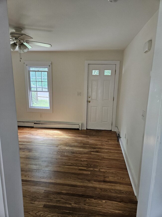 Vivir r - 164-2 Bridgeport Ave