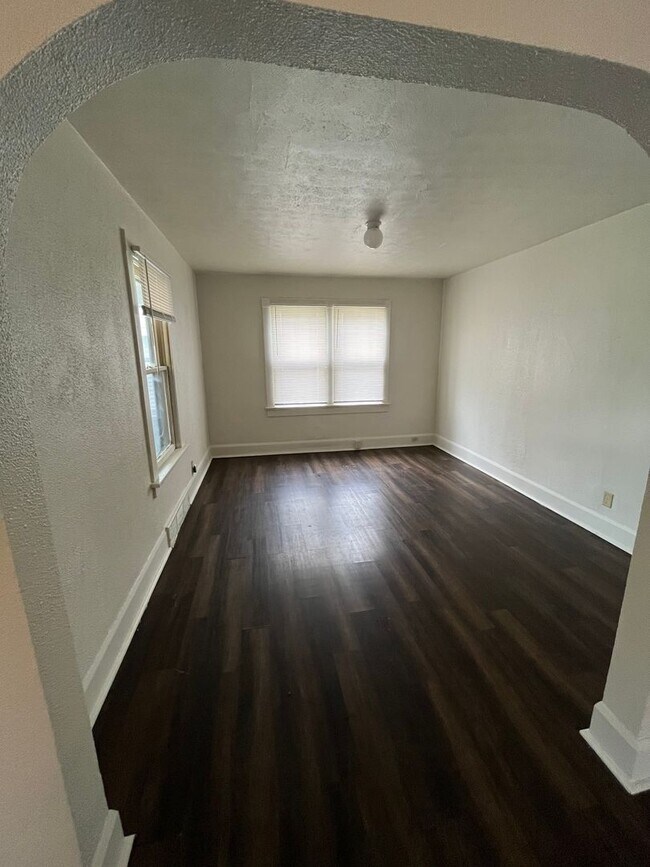 Building Photo - 4 bedroom 1-1/2 bath home in Rockford avai...