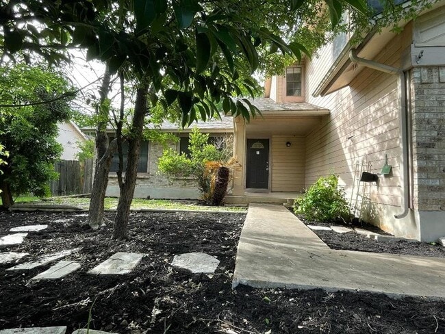 Foto del edificio - 6802 Luckenbach Ln
